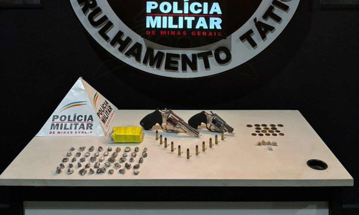 Além da prisão dos irmãos, polícia apreendeu drogas, armas munições e celulares -  (crédito: PMMG/Divulgação)