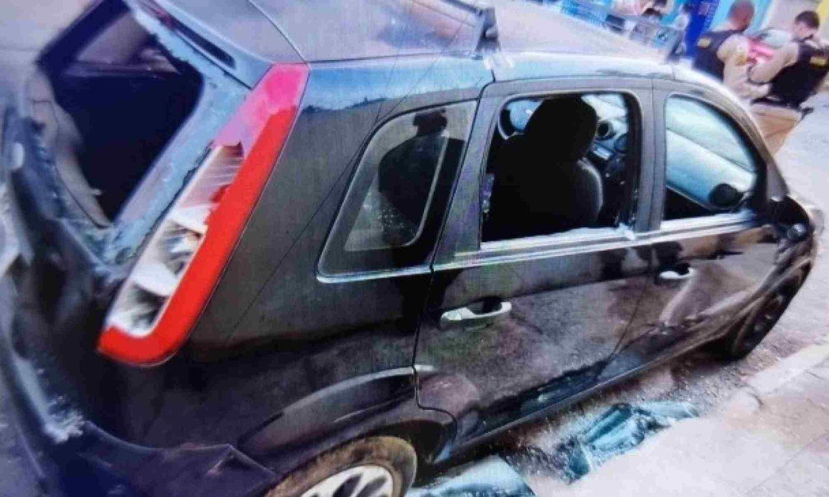 Carros das vítimas ficaram danificados em invasão de organizadas do Cruzeiro à churrasco de atleticanos -  (crédito: PMMG/Divulgação)