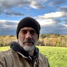 Ator come baratas de verdade pensando que eram biscoitos cenográficos em Dead City -  Instagram @jeffreydeanmorgan