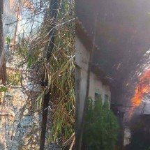 Fogos de artifício provocam incêndio que ameaça casas na Grande BH; veja - Divulgação/Corpo de Bombeiros