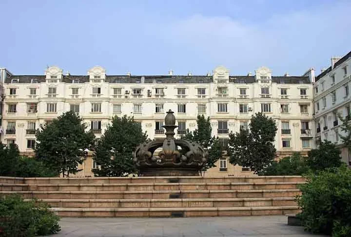 Mesmo com tanto espaço em cidades enormes, esses lugares não têm quase ninguém morando, o que faz com que elas pareçam assustadoramente vazias. Descubra mais sobre 5 cidades fantasmas na China!