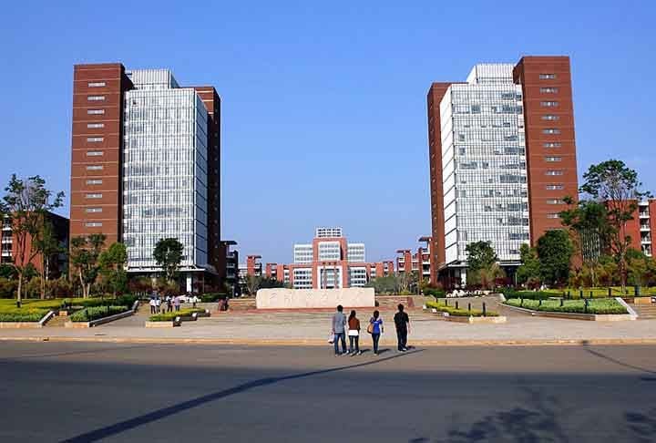 Apesar de ser considerada uma cidade fantasma, nos últimos anos mais gente tem começado a morar lá, especialmente depois da construção da linha de metrô que liga o distrito ao centro de Kunming.