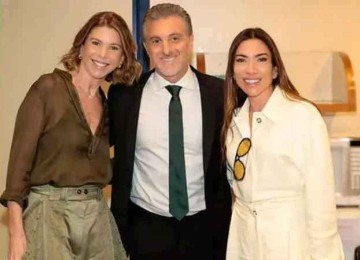 Daniela Beyruti e Patrícia Abravanel participaram de homenagem feita ao pai, Silvio Santos, pelo apresentador Luciano Huck -  (crédito: Reprodução/Redes Sociais)