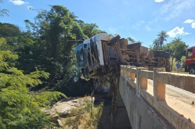 Apesar da gravidade do acidente, o motorista sobreviveu -  (crédito: Divulgação/CBMMG)