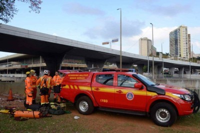 Corpo foi retirado do leito do rio na manhã deste domingo (8/6) pelo Corpo de Bombeiros -  (crédito: Tulio Santos/EM/D.A. Press)