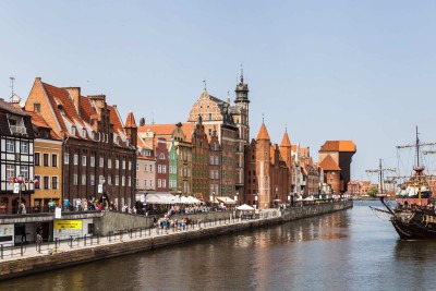 O período da Idade Média deixou uma herança cultural que também se manifesta na arquitetura e no urbanismo. Algumas cidades pelo mundo ainda preservam o estilo medieval e atraem turistas justamente por proporcionarem uma "viagem ao ado".  Outras remontam até mesmo a tempos mais antigos e também encantam com centros históricos preservados.  -  (crédito: Diego Delso / Wikimedia Commons)