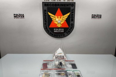 Material encontrado no interior do apartamento do suspeito foi apreendido e encaminhado para a delegacia -  (crédito: PMMG/Divulgação)