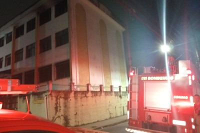 Corpo de Bombeiros foi acionado para conter incêndio, mas fogo foi controlado por eletricista que fazia manutenção na rede -  (crédito: CBMMG)