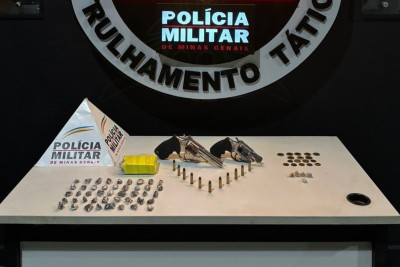 Além da prisão dos irmãos, polícia apreendeu drogas, armas munições e celulares -  (crédito: PMMG/Divulgação)