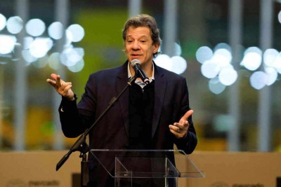 O presidente Lula não arbitra em favor de Haddad, exceto em situações limites como esta -  (crédito: Miguel Schincariol/AFP – 7/4/25)