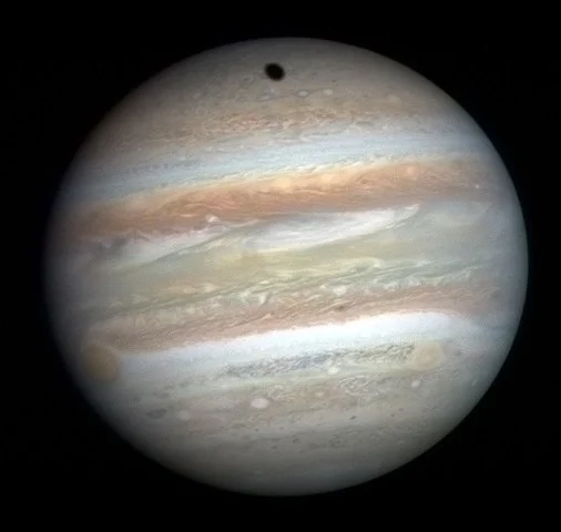 Acredita-se que os asteroides não tenham se aglutinado para formar um planeta devido à influência gravitacional de Júpiter, que afetou sua formação.
