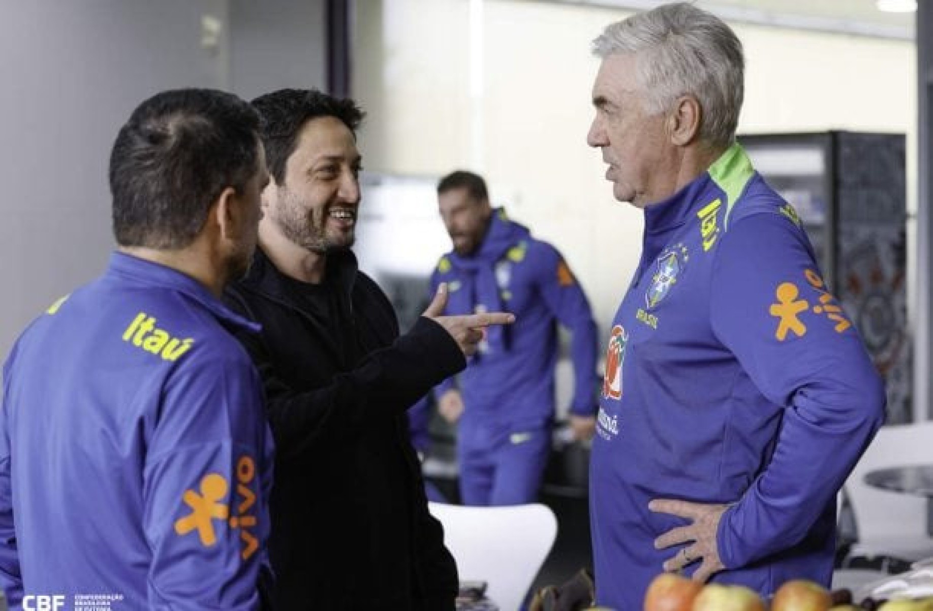 Ancelotti recebe visita de Arthur Elias no CT Joaquim Grava