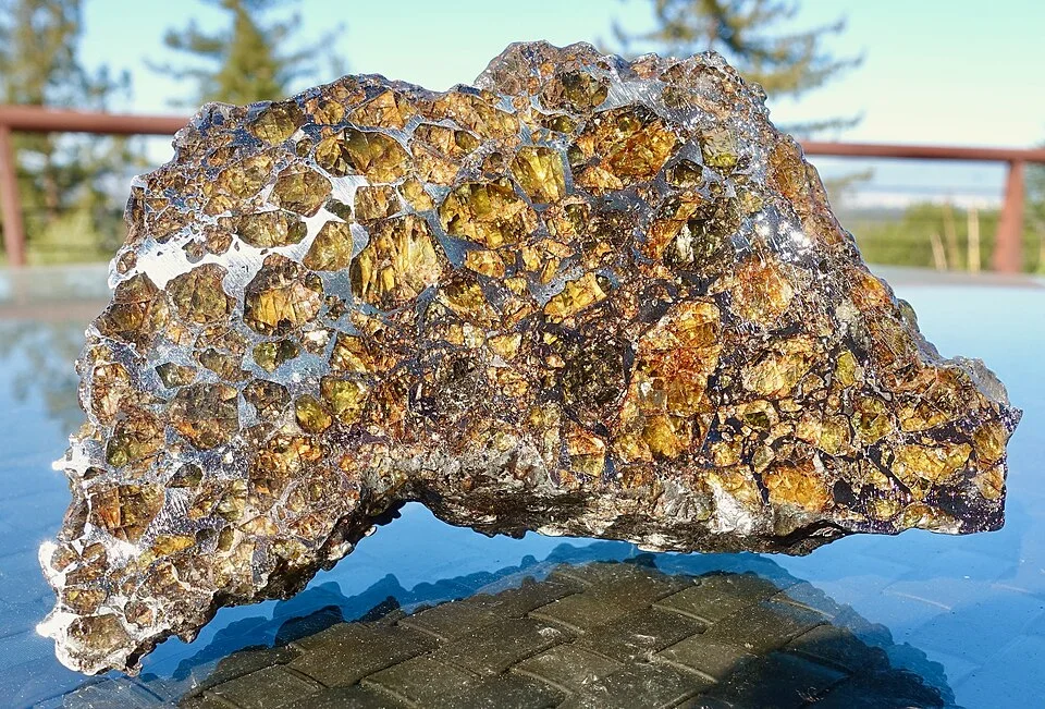 Além disso, há interesse em explorar asteroides para mineração espacial, já que alguns contêm metais preciosos e recursos que poderiam ser úteis no futuro.