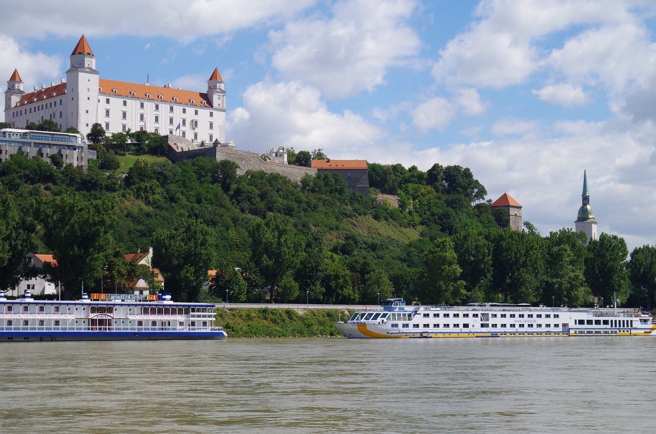 A capital Bratislava é a mais populosa do país, que conta com cerca de 5,7 milhões de habitantes. A língua oficial é o eslocavo - semelhante ao tcheco, apesar de algumas diferenças significativas.