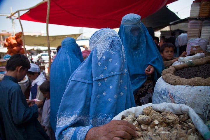 Na tradição muçulmana, as mulheres usam e valorizam muito o véu (hijab). Para elas, isso significa dignidade. Em alguns países, mais radicais, a relação íntima entre pessoas do mesmo gênero é proibida. 