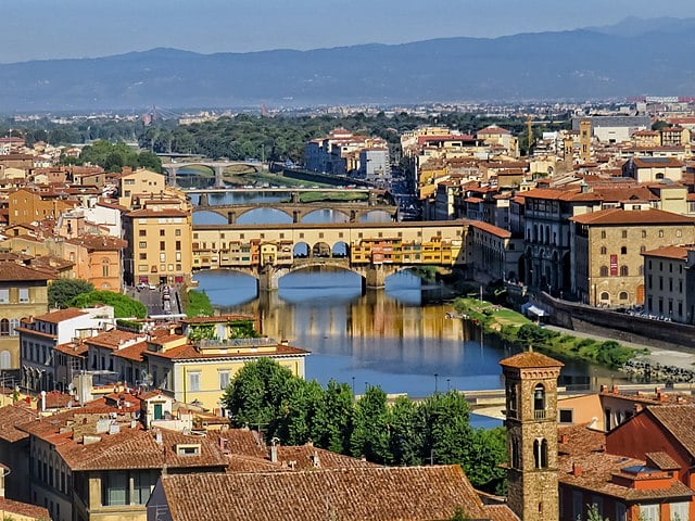 Florença (Itália) - Fica na Toscana, sendo a maior cidade dessa região e uma das mais belas do mundo. Fundada em 396 a.C, foi pulsante na Idade Média e abrigou grandes nomes do Renascimento Italiano, período entre os séculos 14 e 15 que marcou justamente a transição para a Idade Moderna. Tem cerca de 347 mil habitantes. 