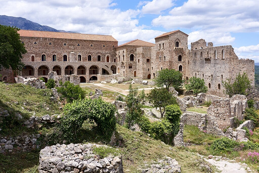 Mystras (Grécia) - Fica na região de Lacônia e foi erguida em 1249 pelo príncipe de Acaia, Guilherme de Villehardouin, em torno de uma fortaleza. Representou o último centro de cultura bizantina.A aldeia tem apenas cerca de 600 habitantes.