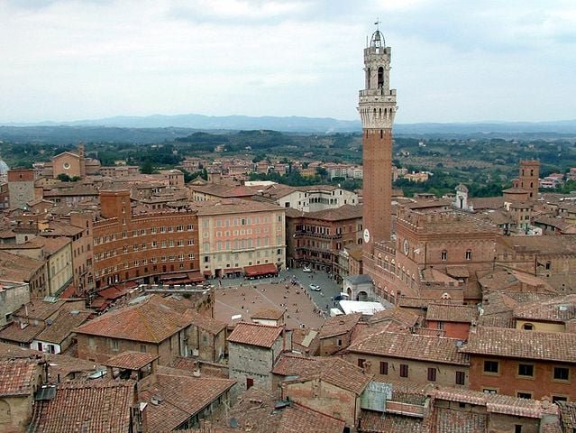   Siena (ItÃ¡lia) - Fundada por volta do ano 1.200, tem um centro histÃ³rico preservado, em que destaca-se a arquitetura gÃ³tica, inclusive da catedral. A praÃ§a principal tem o Palazzo Pubblico com obras de arte de grandes artistas.  Cerca de 42 mil pessoas habitam a cidade.  
