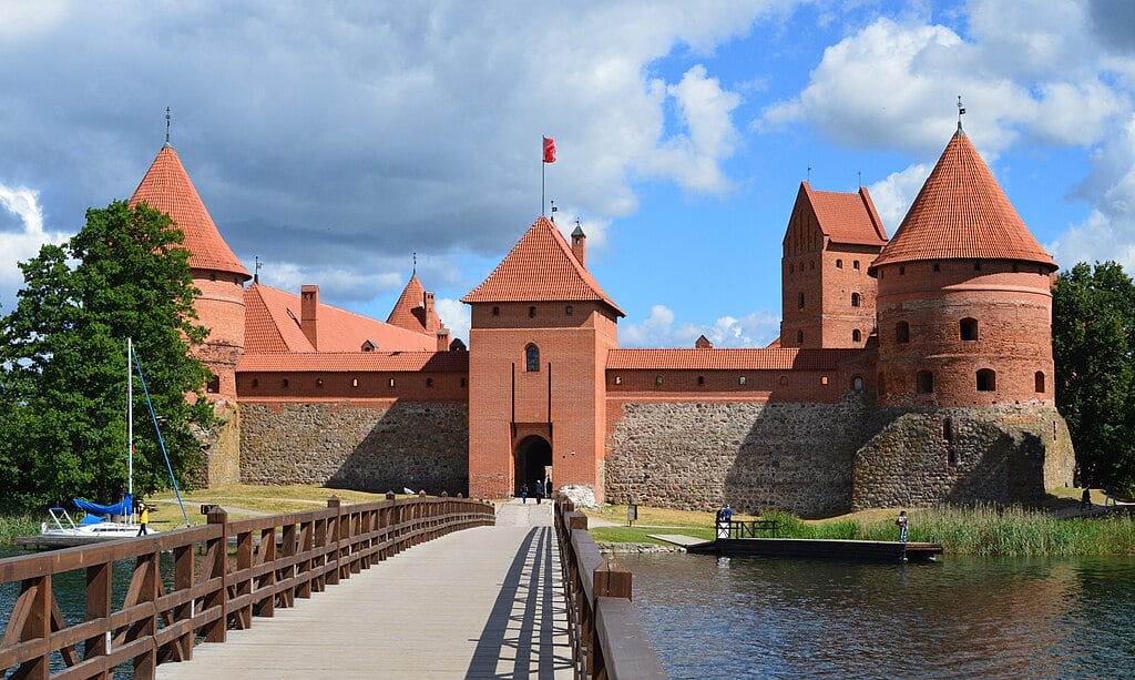 Trakai(Lituânia) - Fundada no século 14, chegou a ser o centro istrativo e político do país. Seu castelo é um famoso cartão-postal, no lago Galvé, rodeado de belas paisagens. Tem cerca de 31 mil residentes.