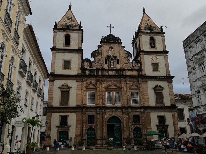Entre outros pontos turísticos importantes do Pelourinho está a Igreja e Convento de São Francisco, um dos maiores e mais importantes conjuntos arquitetônicos barrocos do Brasil.
