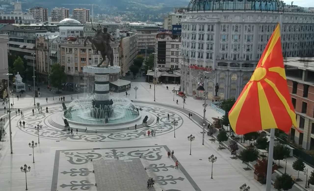 É outro país que se dissolveu da Iugoslávia durante os anos 1990. Possui cerca de 2,1 milhões de habitantes, tem como língua oficial o macedônio e sua capital é Escópia.