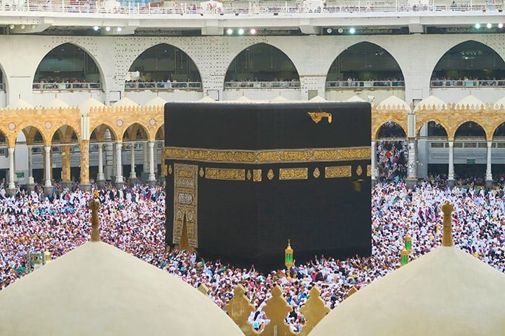 MaomÃ© Ã© uma figura tÃ£o importante para os muÃ§ulmanos que eles rezam, cinco vezes por dia, em direÃ§Ã£o a Meca. A cidade na ArÃ¡bia Saudita Ã© onde nasceu o profeta, por volta do ano de 571. Todo muÃ§ulmano adulto e sadio, aliÃ¡s, tem que ir Ã  cidade pelo menos uma vez na vida se tiver condiÃ§Ãµes para isso.