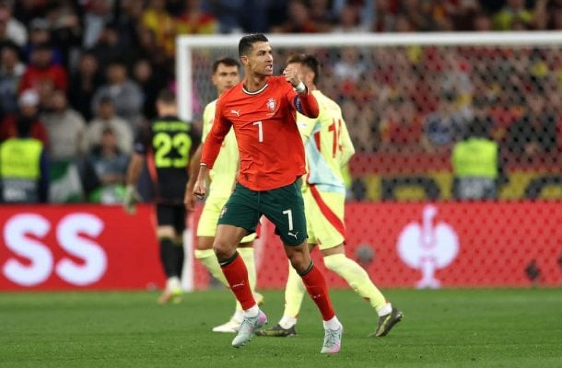 Emocionado, Cristiano Ronaldo revela lesão no aquecimento antes de final: ‘Forcei’