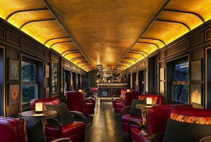 Outro bar temático de jazz, o Papillon, serve drinks diferenciados e tem música ao vivo nos fins de semana.