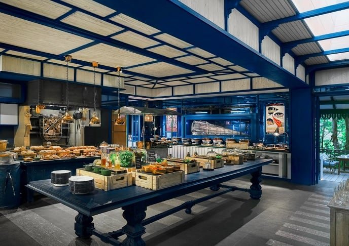 Não menos importante, o café da manhã é servido na Cozinha de Somying, um restaurante com cabines semelhantes aos tradicionais vagões de jantar e decoração interna toda em azul e branco. 