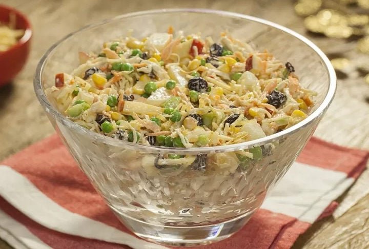 7. Salpicão de frango (nota 3,6): Outro prato tradicional e que também pode envolver a polêmica uva-passa. É a famosa salada de frango com suas variações, que podem incluir batata palha e é muito presente nas festas de Natal. 