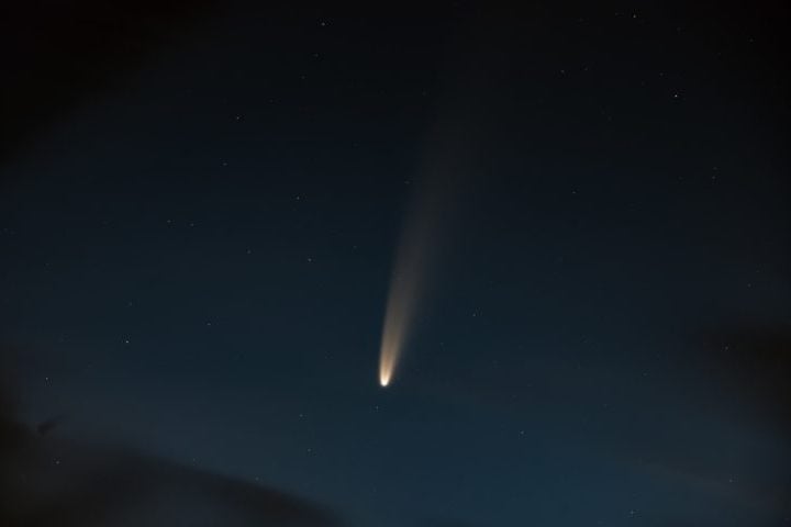 Quando um meteoroide (pedaço de asteroide) entra na atmosfera da Terra e se queima devido ao atrito com o ar, ele produz um rastro de luz brilhante no céu, conhecido como meteoro (ou popularmente como "estrela cadente"). 