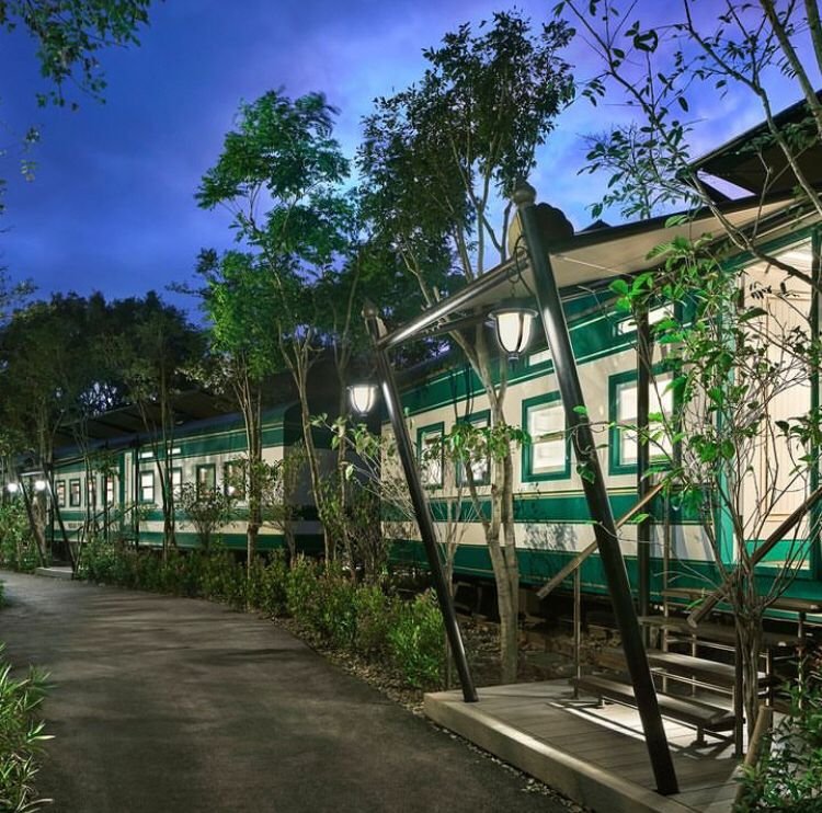 O resort, que fica a cerca de 2,5 horas de carro de Bangkok, conta com vários vagões que foram reaproveitados e distribuídos em mais de 65 suítes e vilas charmosas.