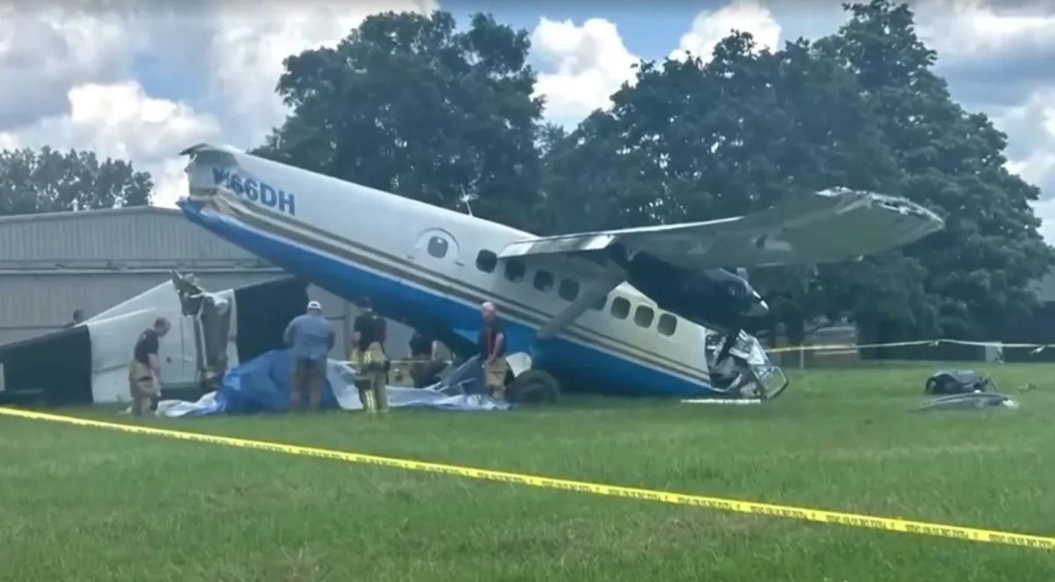 Havia entre 16 a 20 pessoas a bordo, segundo a Polícia Rodoviária do Tennessee -  (crédito: Reuters/Divulgação)