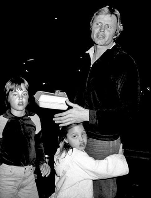 Angelina Jolie Voight é filha do ator Jon Voight. Com longa carreira no cinema, ele venceu o Oscar de Melhor Ator em 1979 pela atuação em "Amargo Regresso". Pelo laço familiar, Angelina se acostumou desde cedo a viver no ambiente artístico ligado ao cinema e ao teatro. 
