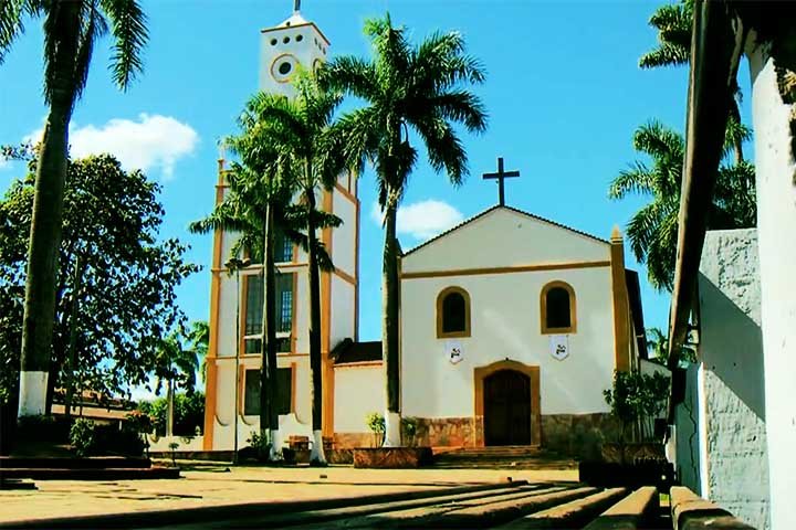 Fundada originalmente como Arraial de São José, a cidade tem origem no ciclo do ouro e posteriormente ganhou importância com a exploração de níquel, mineral que lhe deu o nome atual. 