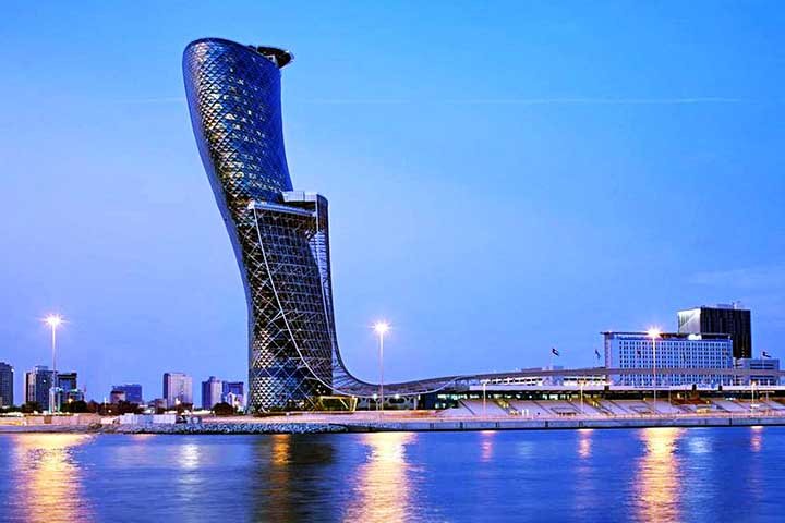 A Capital Gate é um dos ícones arquitetônicos mais notáveis de Abu Dhabi. Com 165 metros de altura e 35 andares, essa torre tem uma inclinação de 18 graus para o oeste - quase quatro vezes mais do que a Torre de Pisa. 