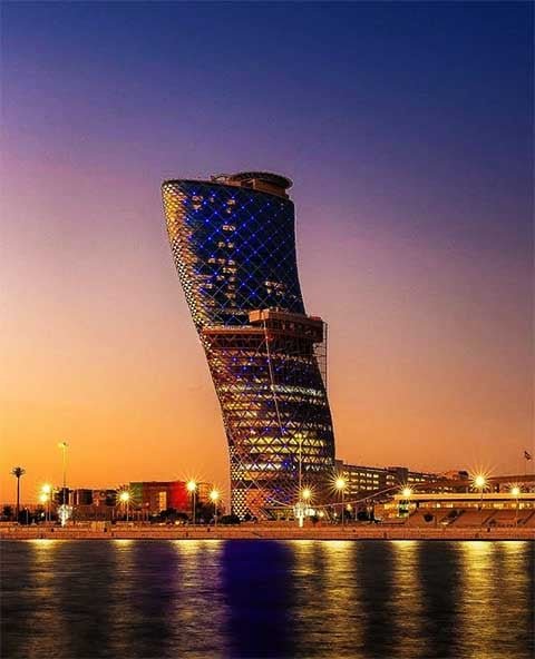 Em síntese, Abu Dhabi é uma cidade que impressiona não apenas por seus recordes arquitetônicos, como o da Capital Gate, mas pela forma como se reinventa constantemente. - Reprodução do Instagram @andazabudhabi