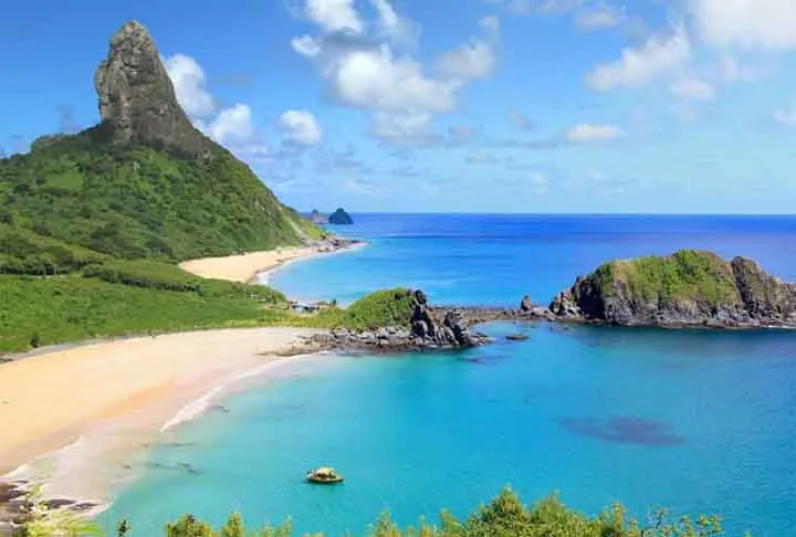 Além das praias urbanas e selvagens, como Porto de Galinhas (eleita uma das mais belas do Brasil), o estado abriga o arquipélago de Fernando de Noronha (foto), um paraíso ecológico e destino turístico internacional.