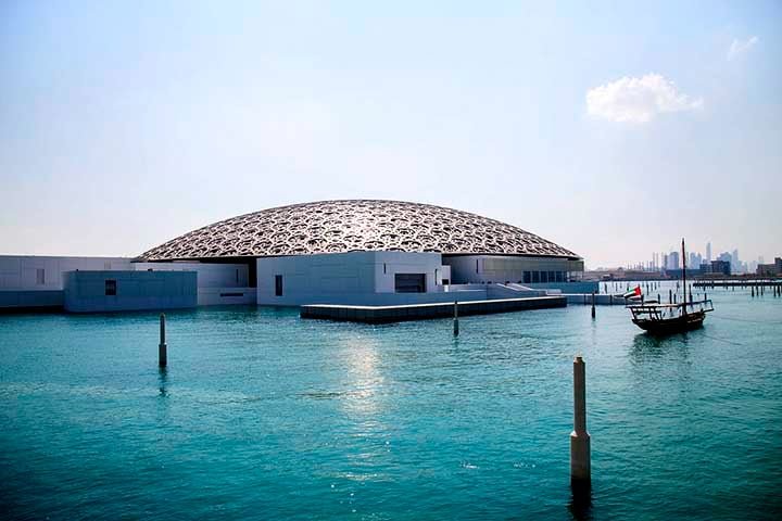 Um dos projetos mais emblemáticos dessa transformação é o Louvre Abu Dhabi, museu que nasceu de uma parceria entre os Emirados Árabes Unidos e o governo francês.