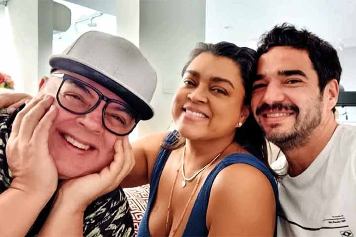 Depois, em 2000, teve um breve namoro de oito meses com Preta Gil, filha de Gilberto Gil, com quem dirigiu um videoclipe do grupo SNZ.-Reprodução do Instagram @caio_blat