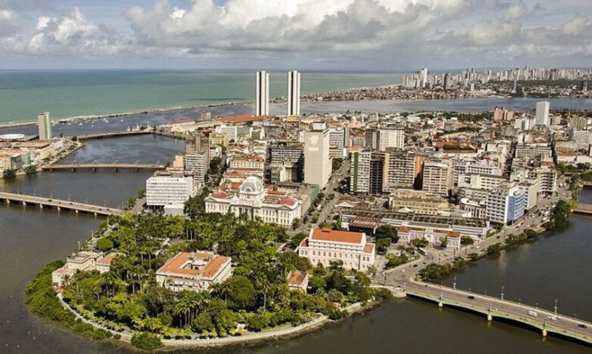 Recife tamb&eacute;m &eacute; chamada de Veneza Brasileira devido &agrave; sua geografia cortada por rios e canais. 