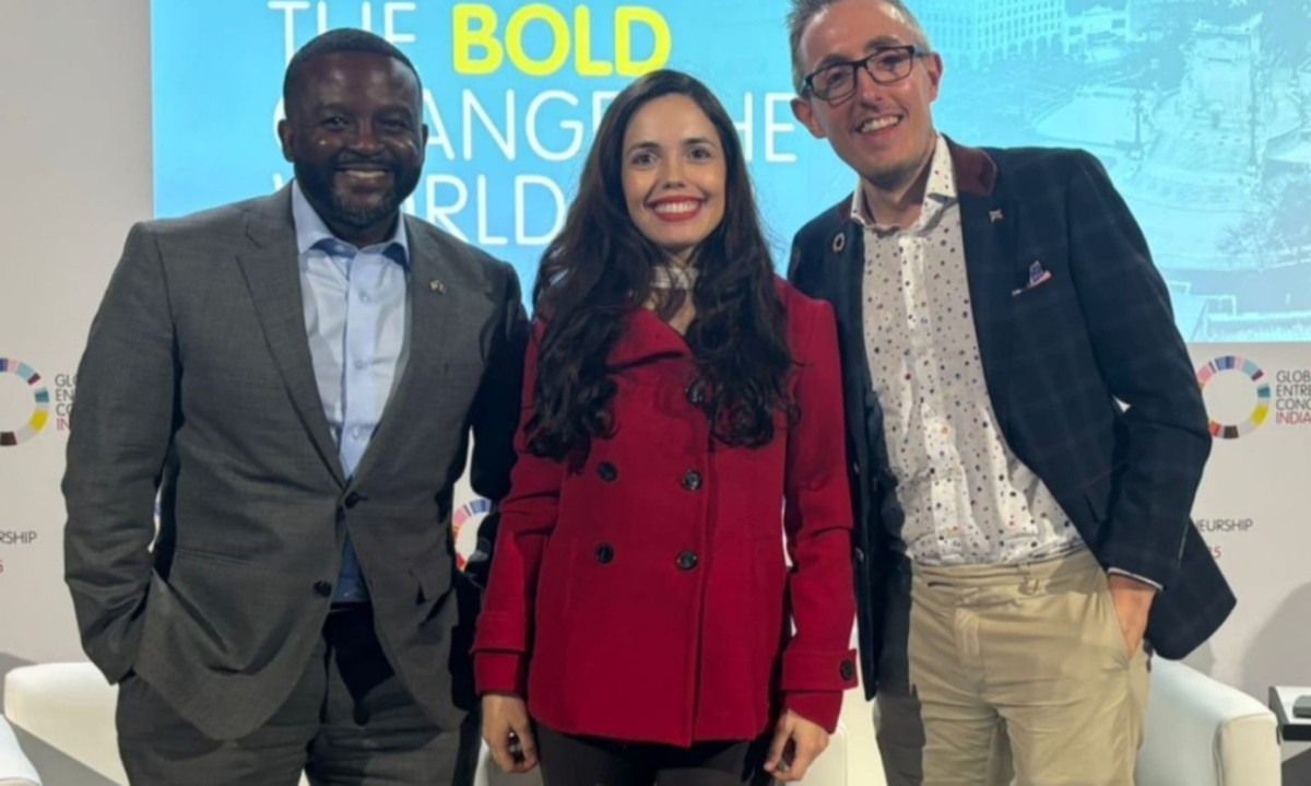 Beatriz Bevilaqua, entre Daniel Blackman (esq.), CEO da Renaissance 94, e Peter Ptashko, CEO da Cambio