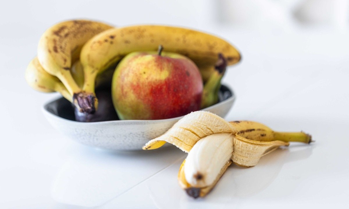Bananas e maçãs são benéficas para a microbiota intestinal, pois são fontes de fibra solúvel -  (crédito: pvproductions/FreePik)