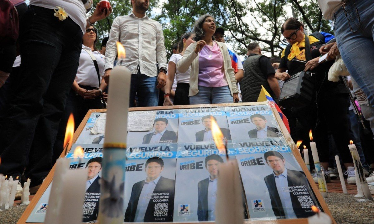 Pessoas acendem velas durante um protesto contra a violência e a favor da paz em Medellín, Colômbia, em 8 de junho de 2025, um dia após o ataque ao candidato presidencial Miguel Uribe -  (crédito: JAIME SALDARRIAGA / AFP)
