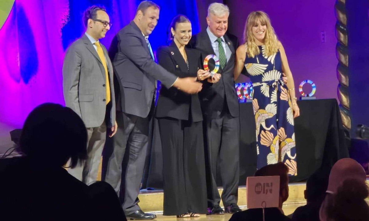 Fabiana Pinho, representante do Sebrae Minas no Prêmio Global Entrepreneurship Network, recebe prêmio pela instituição
- (crédito: Divulgação) Fabiana Pinho, representante do Sebrae Minas no Prêmio Global Entrepreneurship Network, recebe prêmio pela instituição
- (crédito: Divulgação)