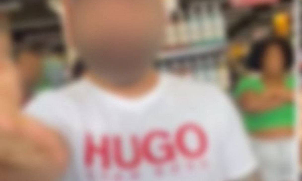 O homem iniciou uma série de insultos homofóbicos. Parte das ofensas foi gravada por uma das mulheres. Em um dos trechos, ele grita: "Sapatão, filha da p*, é isso que você é. Você não gosta de se ar por homem?" -  (crédito: Arquivo pessoal)