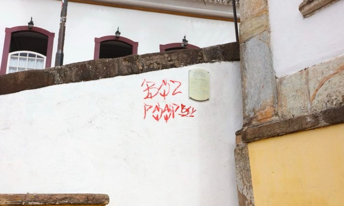 O Chafariz do o amanheceu com uma espécie de escrita em vermelho  -  (crédito: Reprodução / Prefeitura de Ouro Preto )