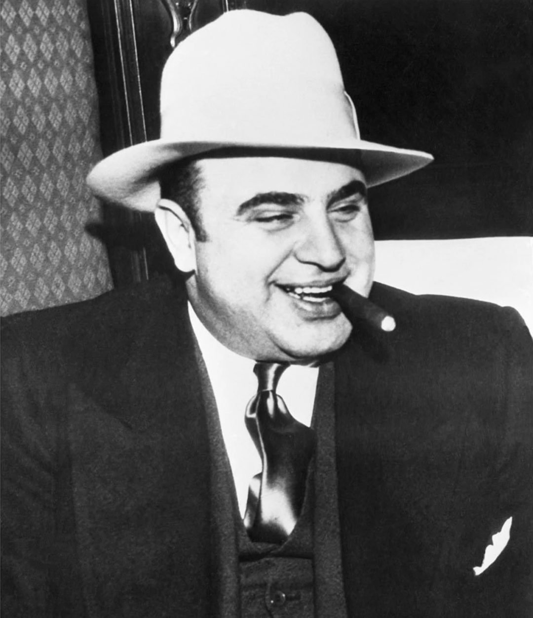 Alcatraz ficou conhecida por abrigar alguns dos criminosos mais perigosos dos EUA, como Al Capone (foto), Robert Stroud ("O Homem Pássaro de Alcatraz") e Frank Morris.
