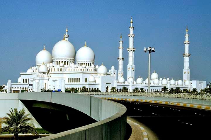 Outro ponto turístico imperdível de Abu Dhabi é a Grande Mesquita Sheikh Zayed, uma das maiores e mais belas mesquitas do mundo. Finalizada em 2007, impressiona pelo tamanho e pela riqueza de detalhes.