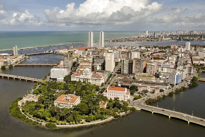 Recife também é chamada de Veneza Brasileira devido à sua geografia cortada por rios e canais. -wikimedia commons/Portal da Copa/ME